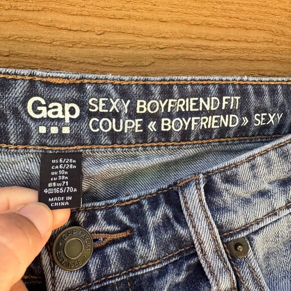 GAP Sexy Boyfriend Fit Embroidered Flowers Blue Jeans Size 6/28 - Picture 6 of 12
